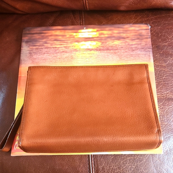Burberry ( Burberrys ) Vintage Leather Clutch *OPEN TO REASONABLE OFFRRS* - Picture 2 of 11